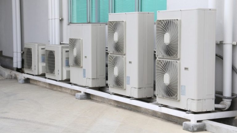 室外機を設置する場所が土や砂利であったり、地面そのものが傾いているなど不安定な場所への設置は、基本的に出来ないとお考え下さい。